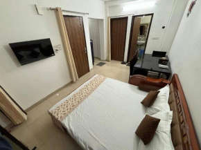 Beautiful AC rooms 100m away from medanta Hospital